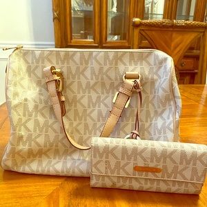 Sale🎉Michael Kors Duffle Bag